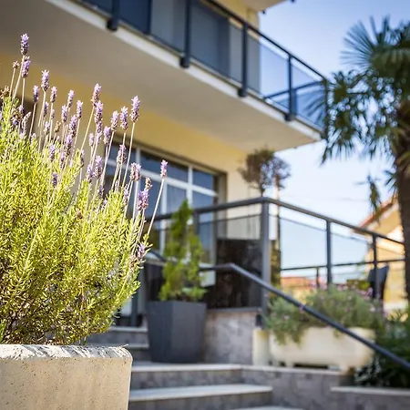 King Ξενοδοχείο 3*